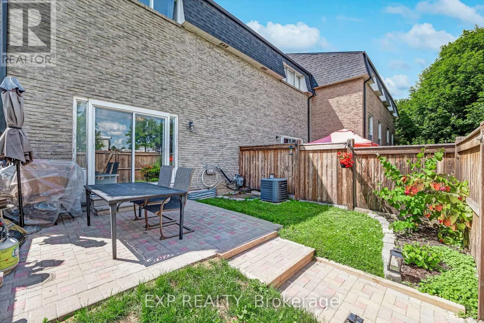 6 POPLAR CRESCENT