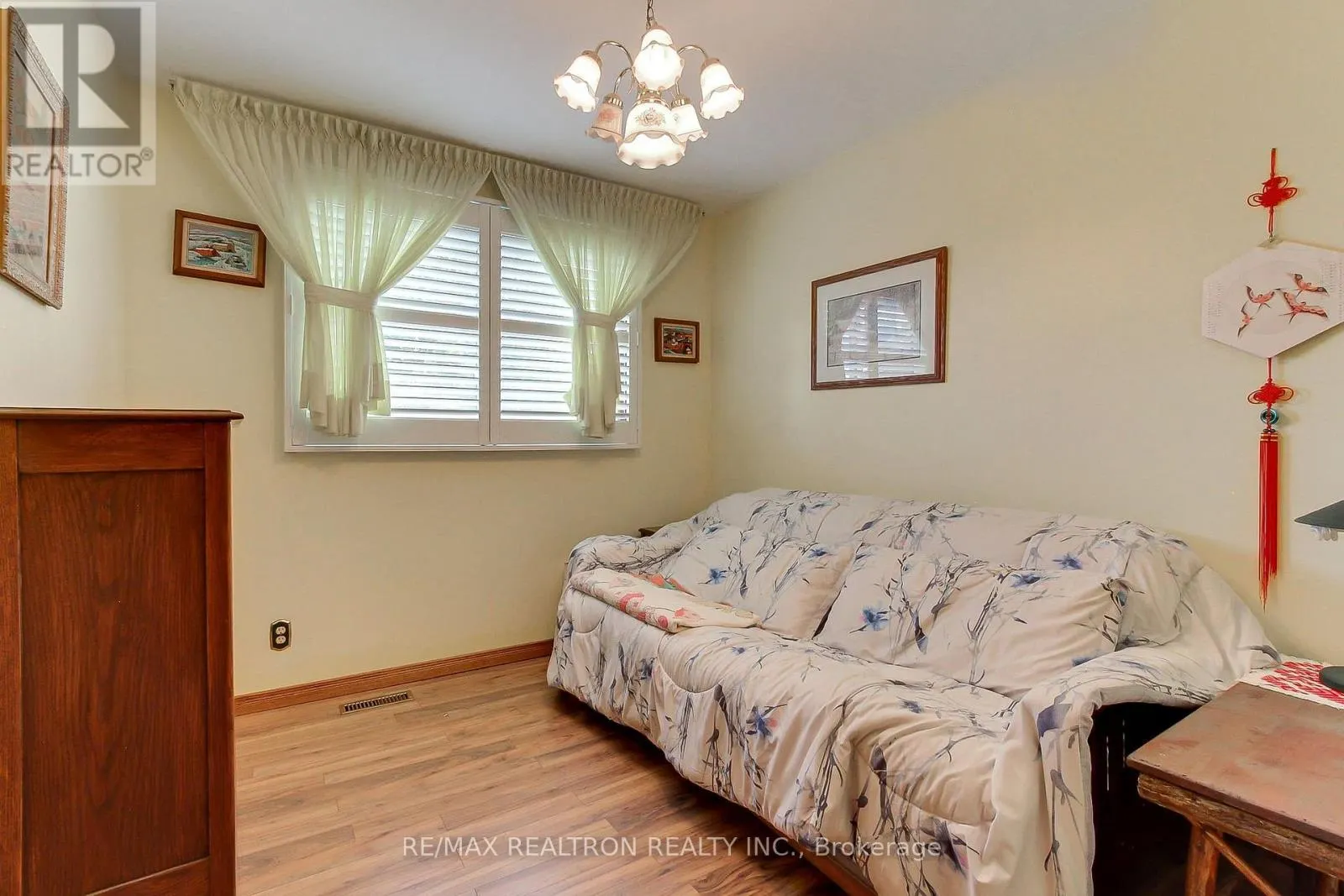 55 REDCASTLE CRESCENT