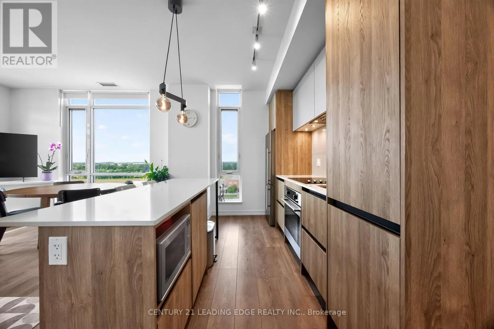 1010 - 8 BEVERLEY GLEN BOULEVARD
