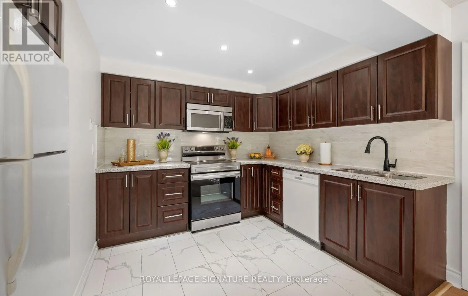 202 - 175 CEDAR AVENUE