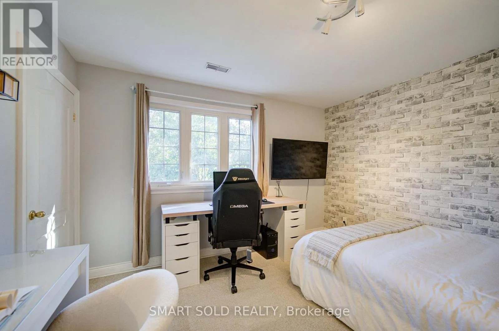 24 HAMILTON HALL DRIVE
