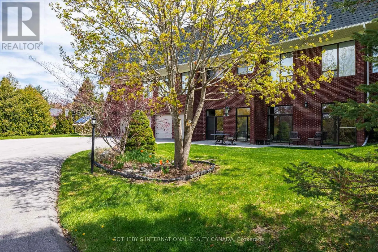 48 SCOTT CRESCENT