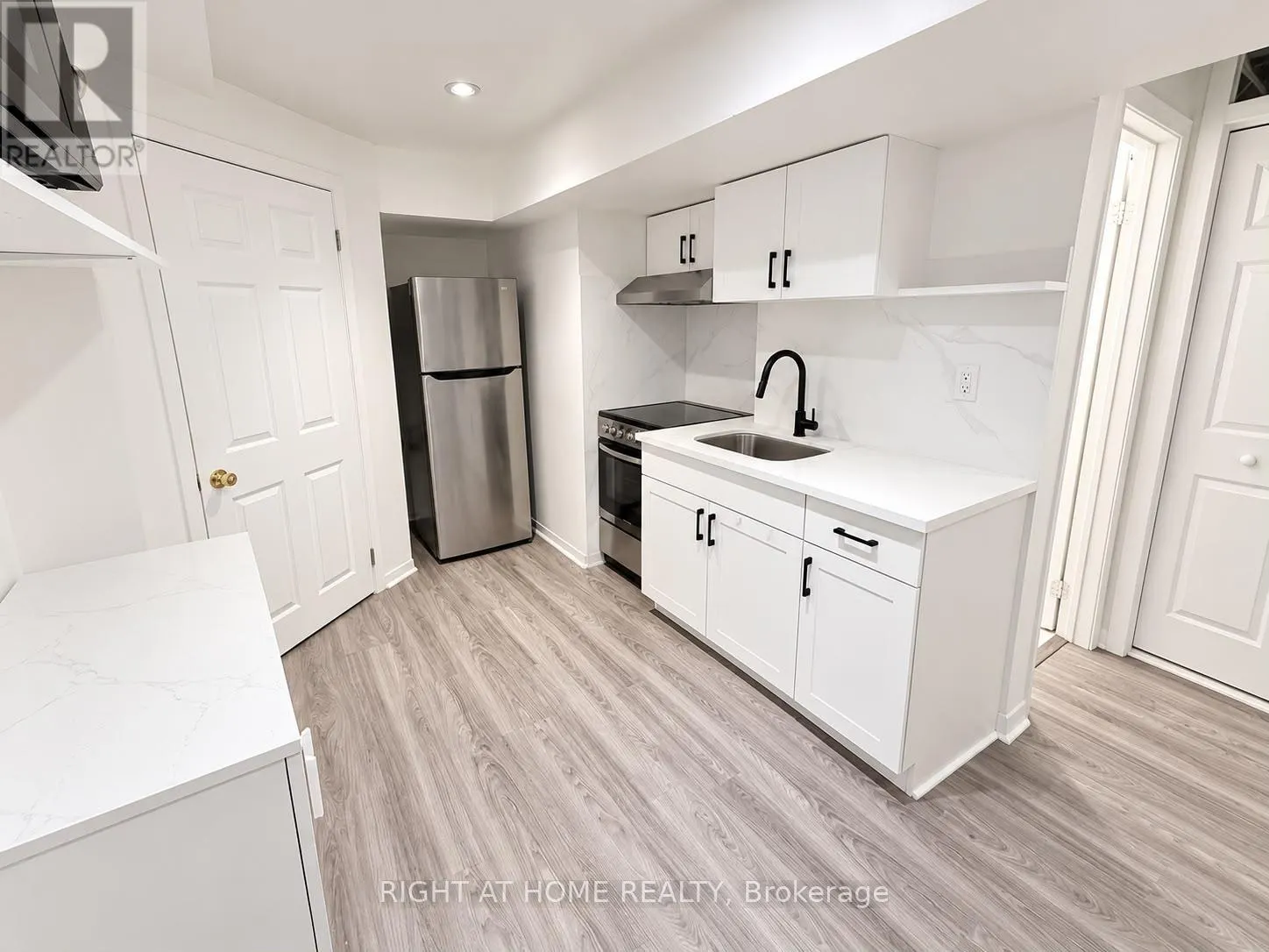 32 ARANKA COURT