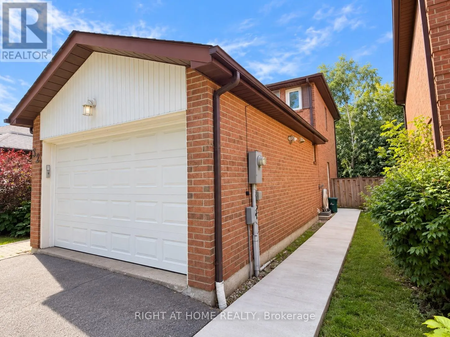 32 ARANKA COURT