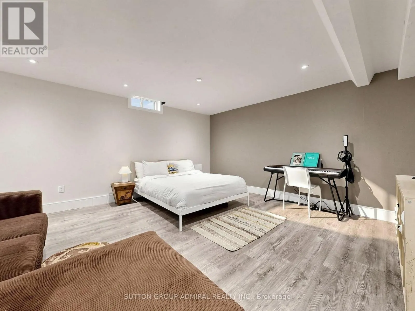 10 SILVER OAKS BOULEVARD