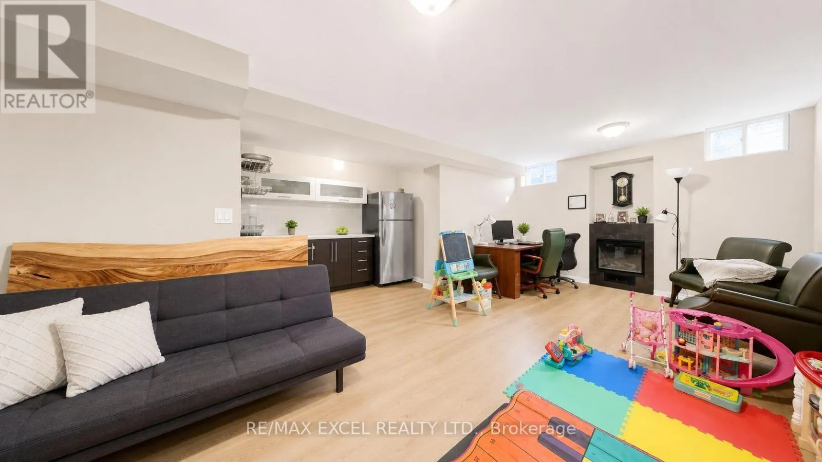 176 SIR SANFORD FLEMING WAY