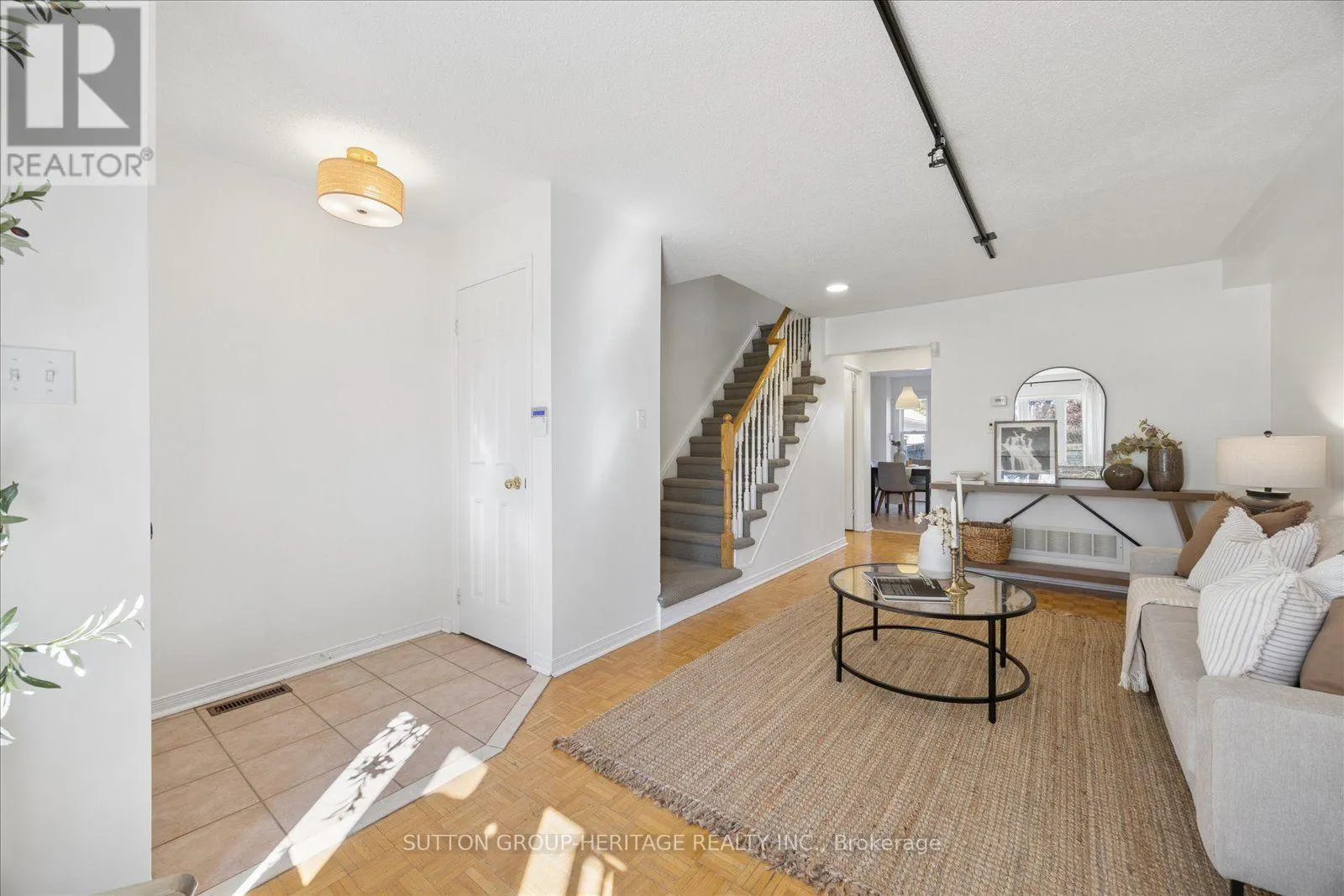 8915 YONGE STREET