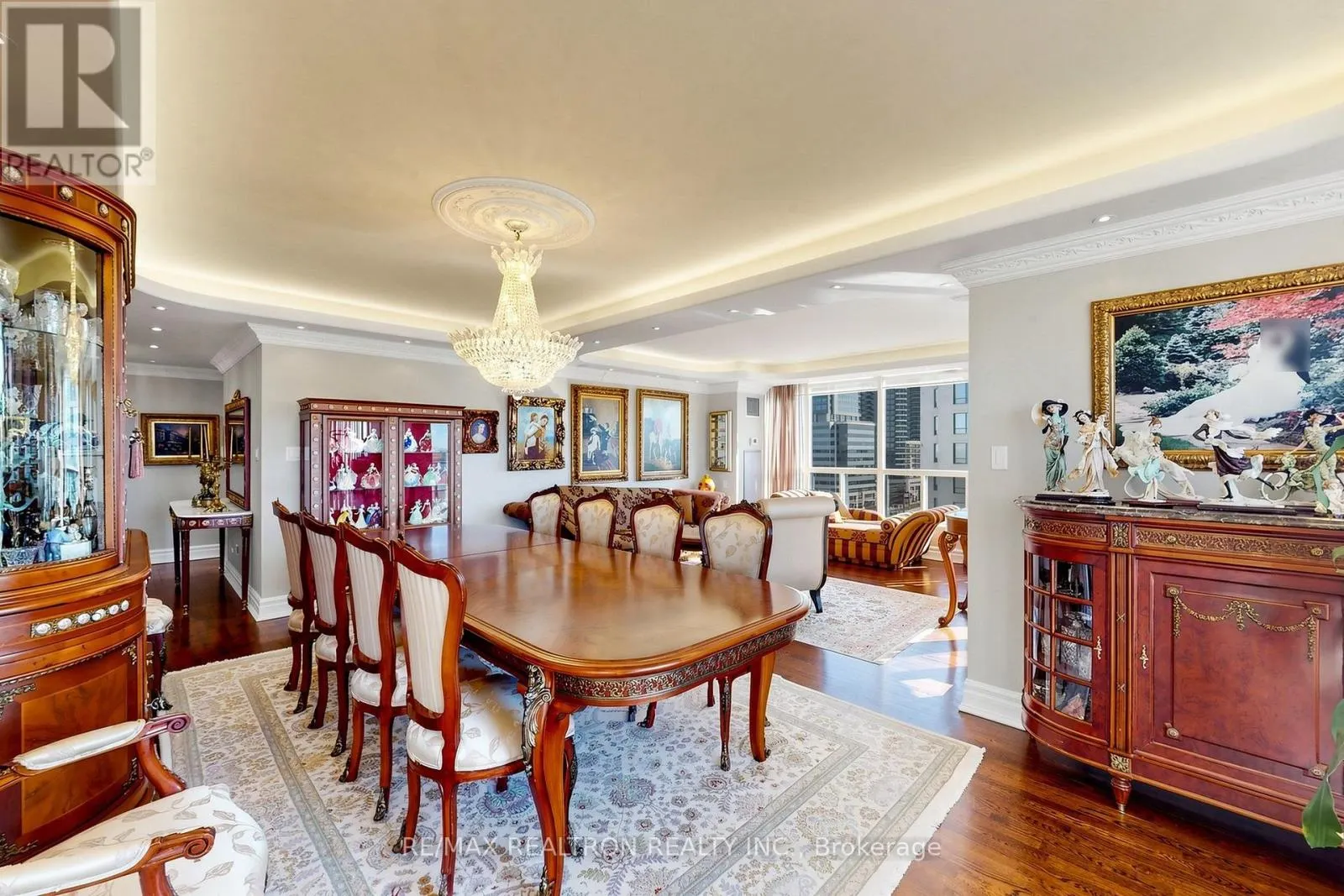 1810 - 7300 YONGE STREET