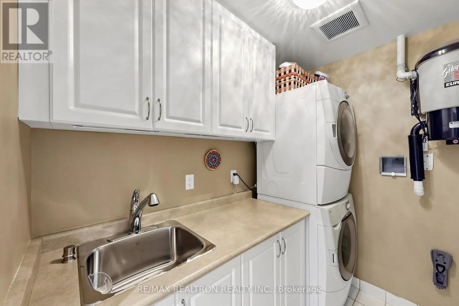 1810 - 7300 YONGE STREET