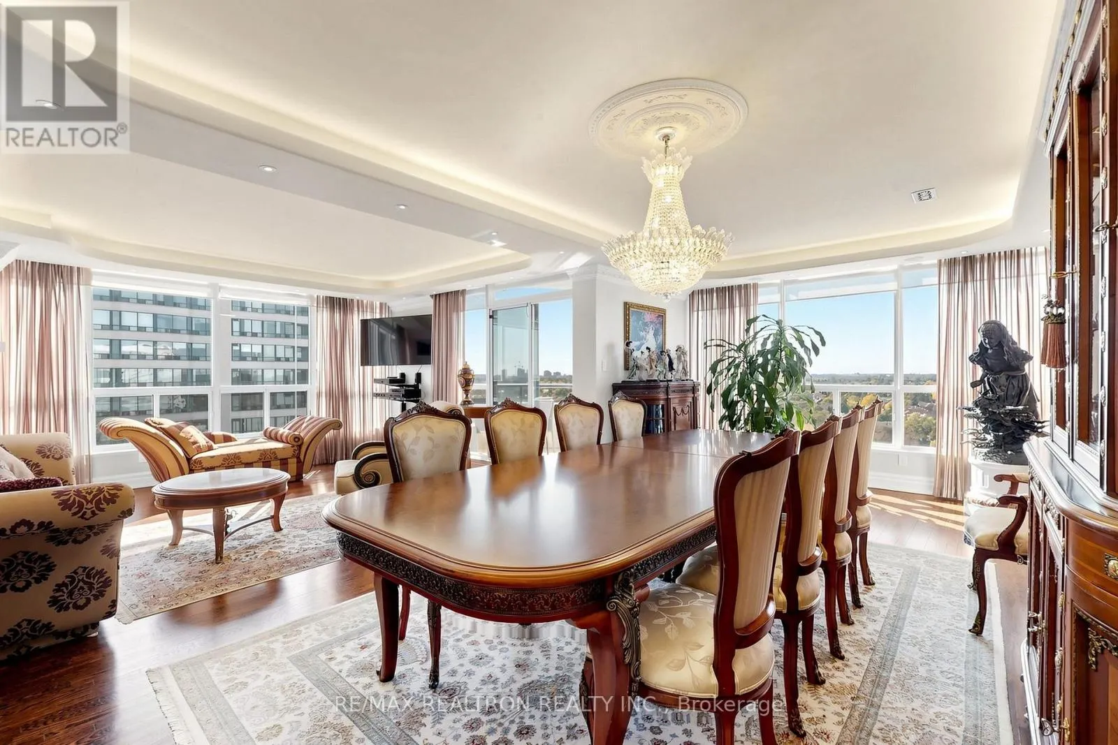 1810 - 7300 YONGE STREET