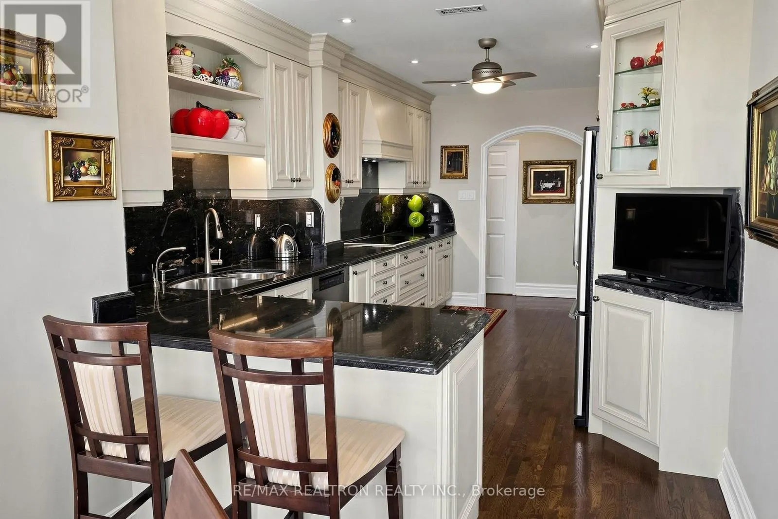 1810 - 7300 YONGE STREET