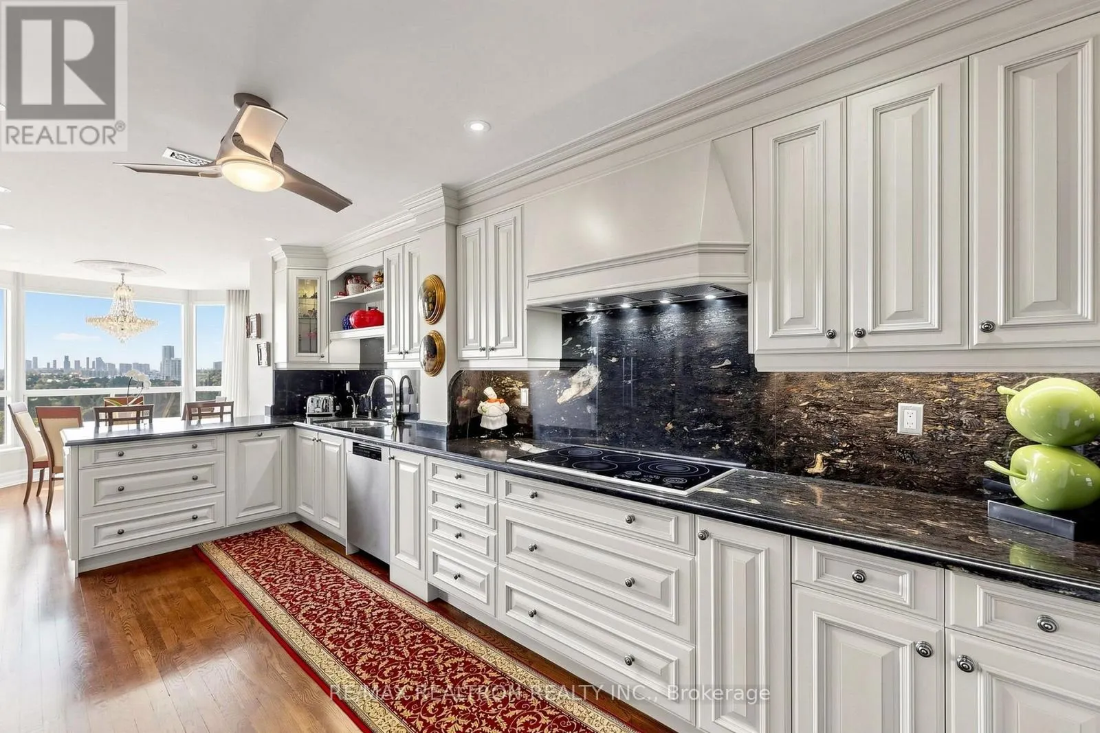 1810 - 7300 YONGE STREET