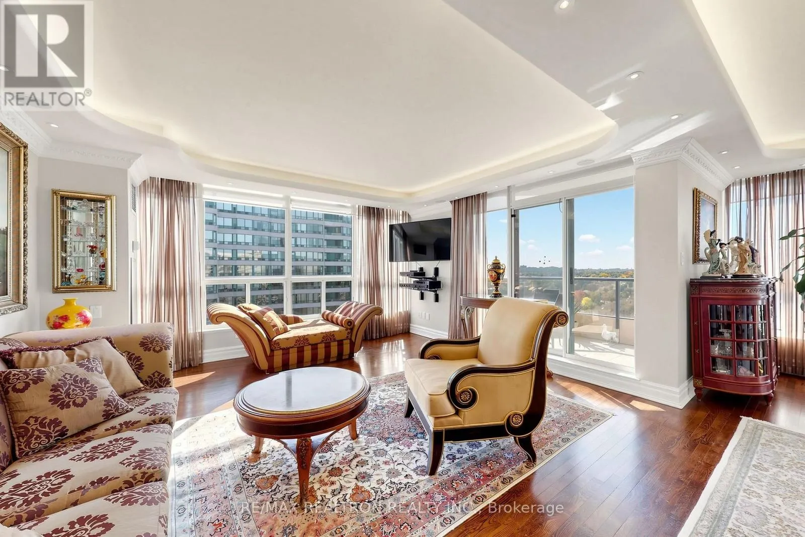 1810 - 7300 YONGE STREET