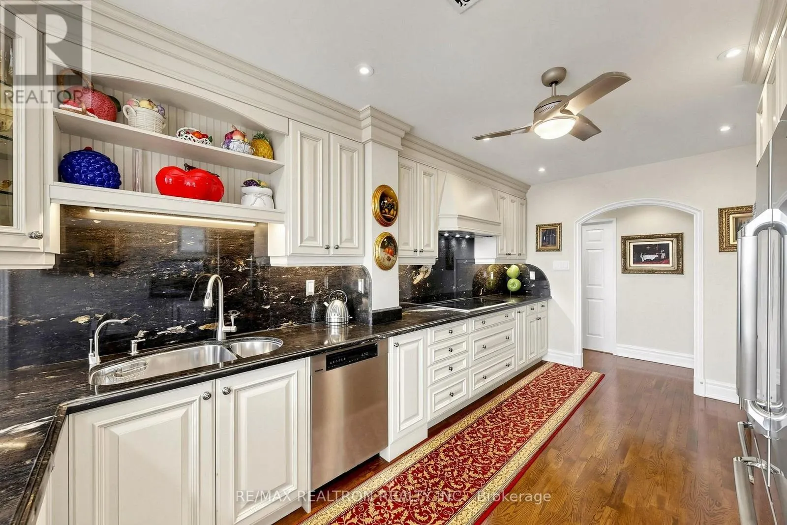 1810 - 7300 YONGE STREET