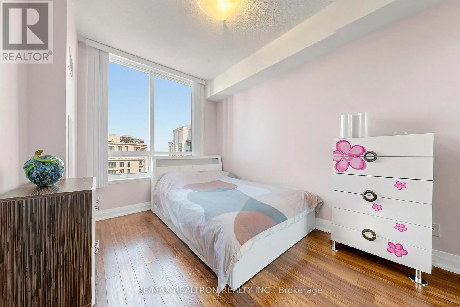 1604 - 75 NORTH PARK ROAD