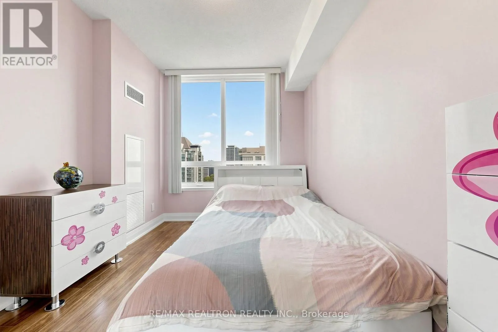 1604 - 75 NORTH PARK ROAD