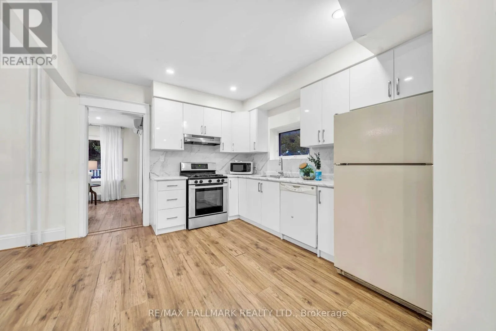 20 ELIZABETH STREET S