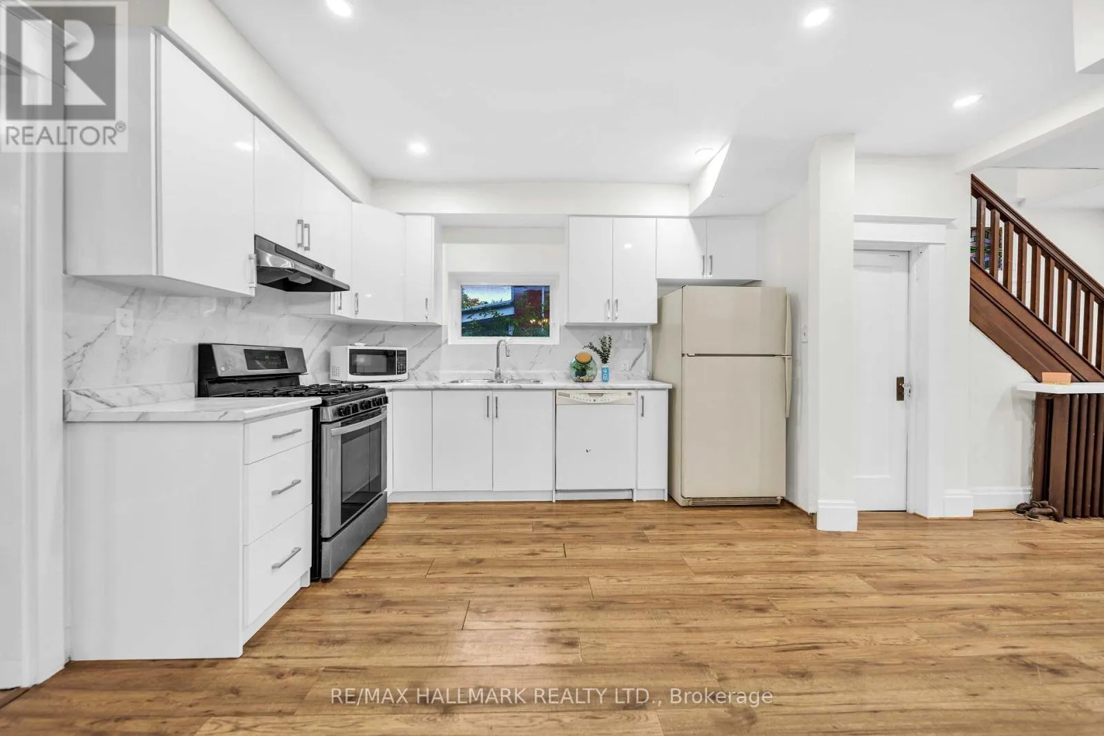 20 ELIZABETH STREET S