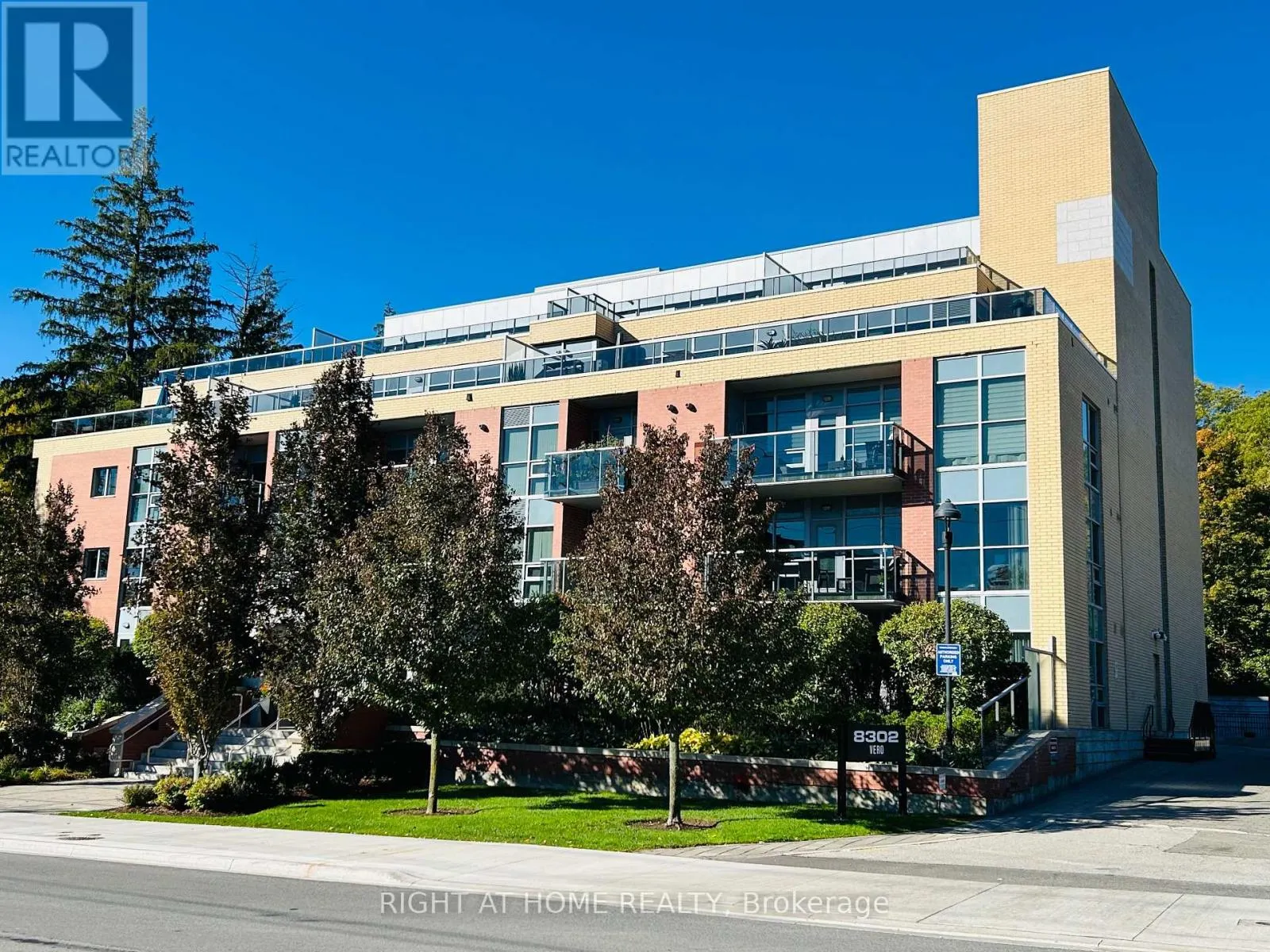 207 - 8302 ISLINGTON AVENUE