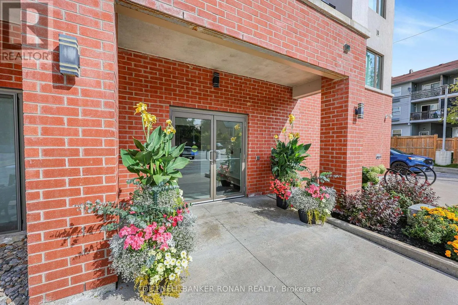 502 - 64 QUEEN STREET S