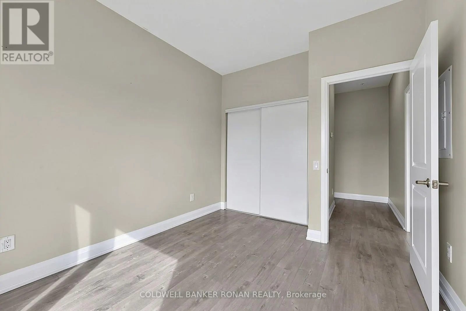 502 - 64 QUEEN STREET S