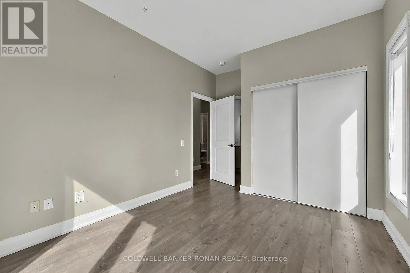 502 - 64 QUEEN STREET S