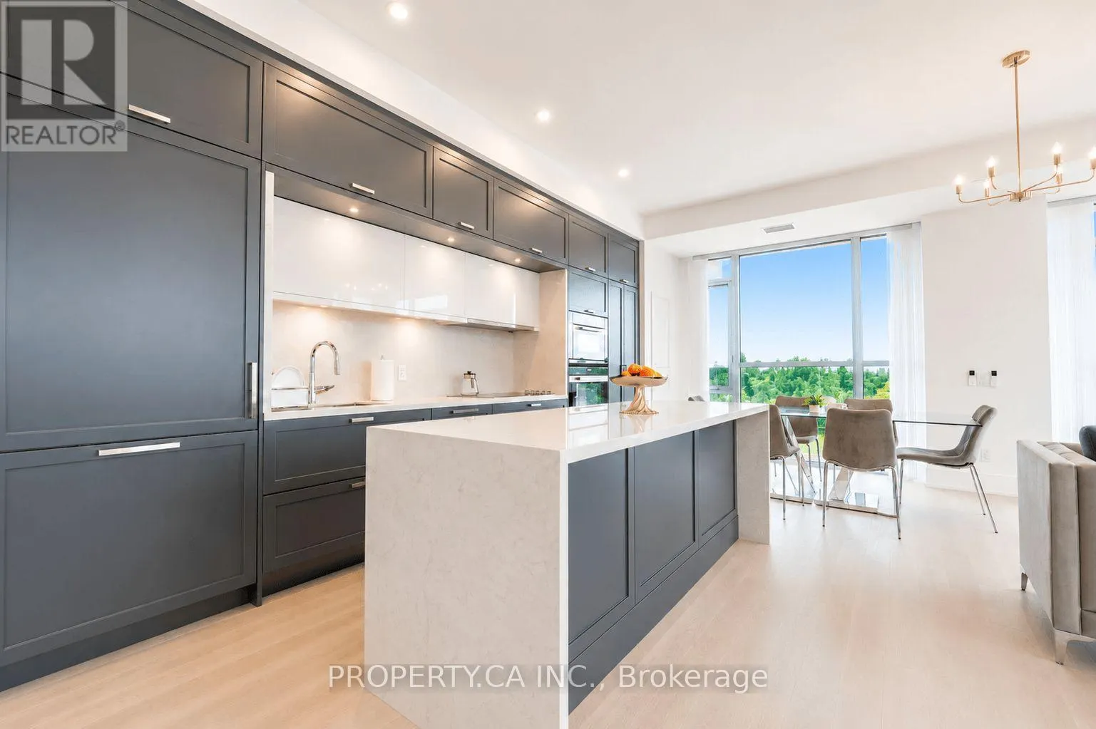 422 - 399 ROYAL ORCHARD BOULEVARD