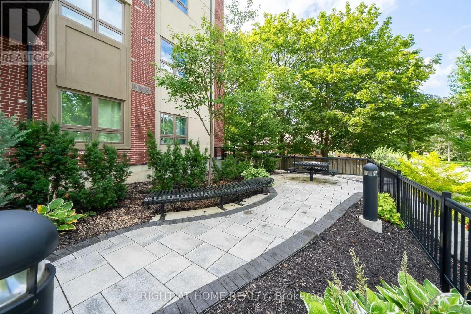 304 - 157 WELLINGTON STREET E