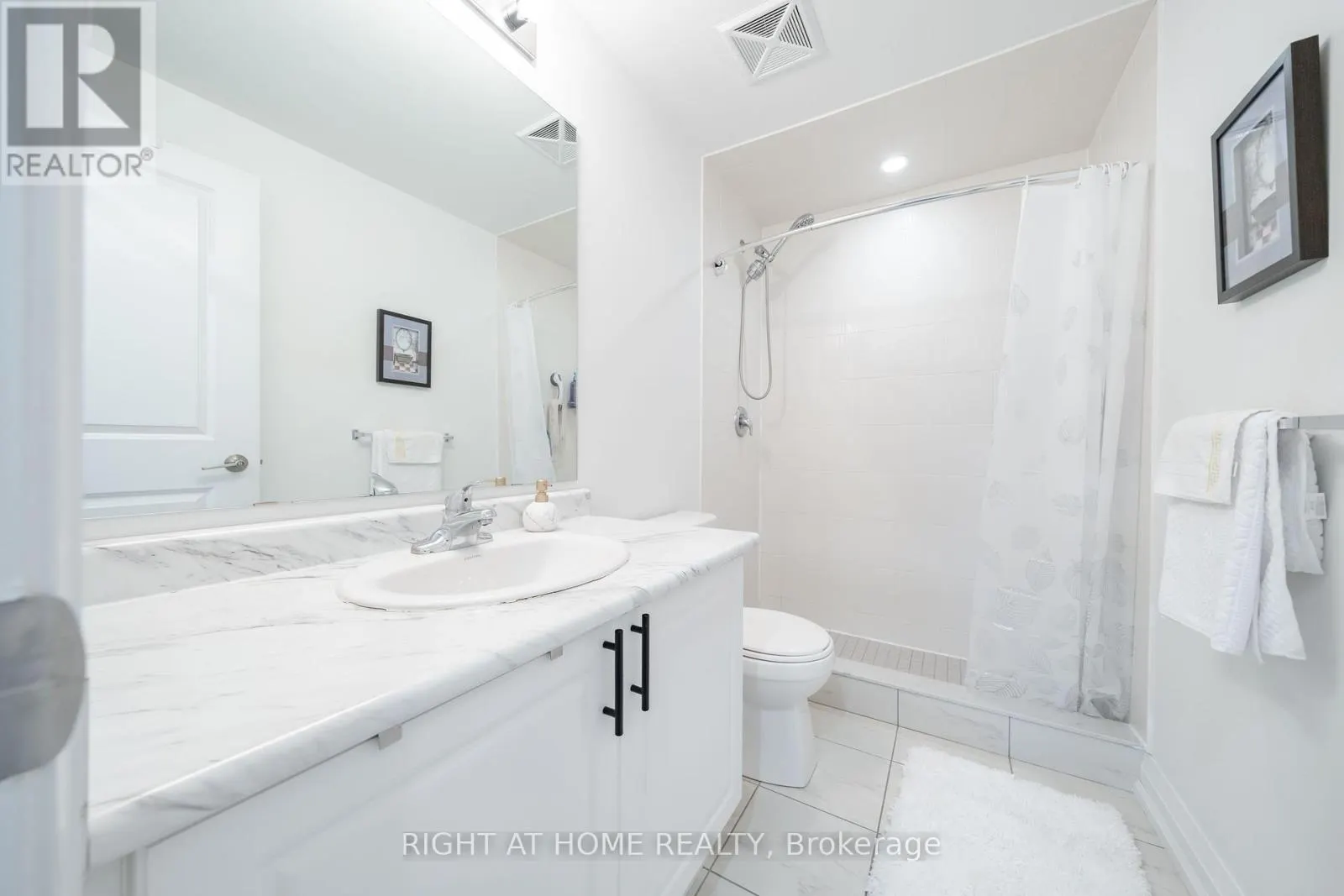 304 - 157 WELLINGTON STREET E