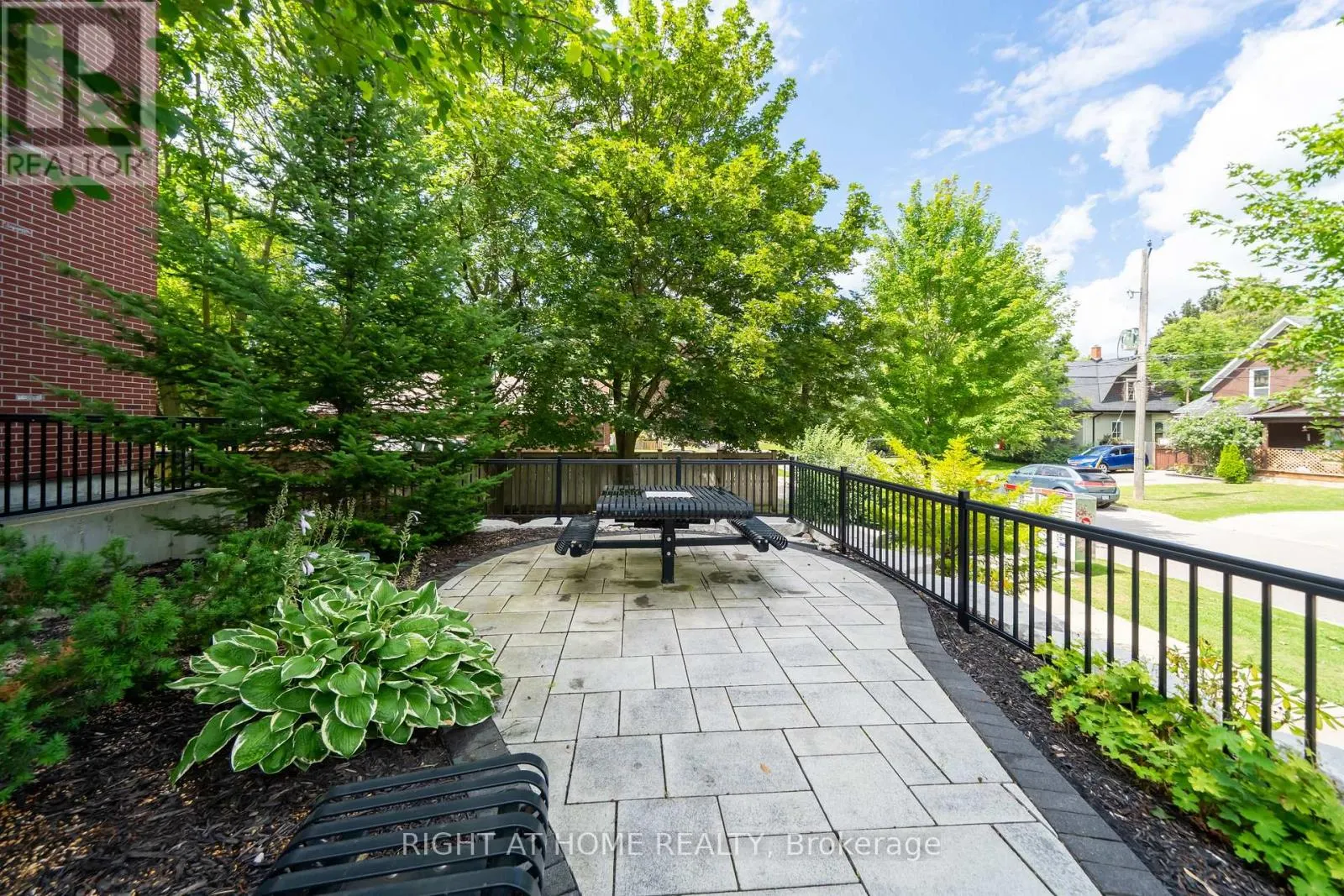 304 - 157 WELLINGTON STREET E
