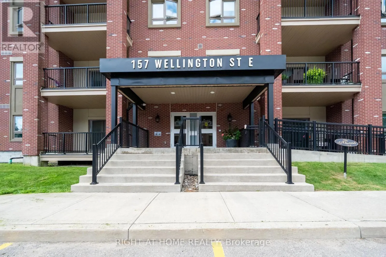 304 - 157 WELLINGTON STREET E