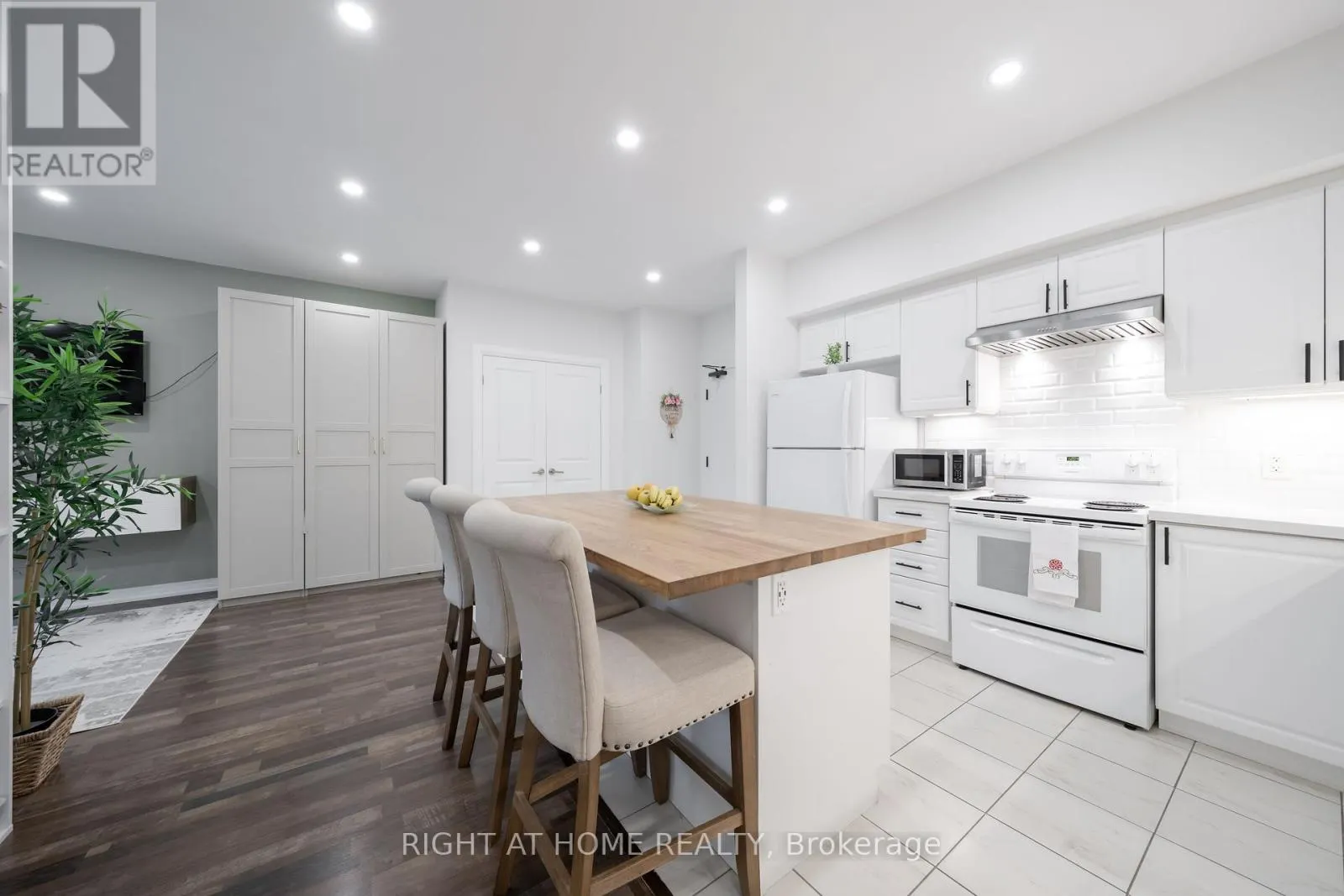 304 - 157 WELLINGTON STREET E