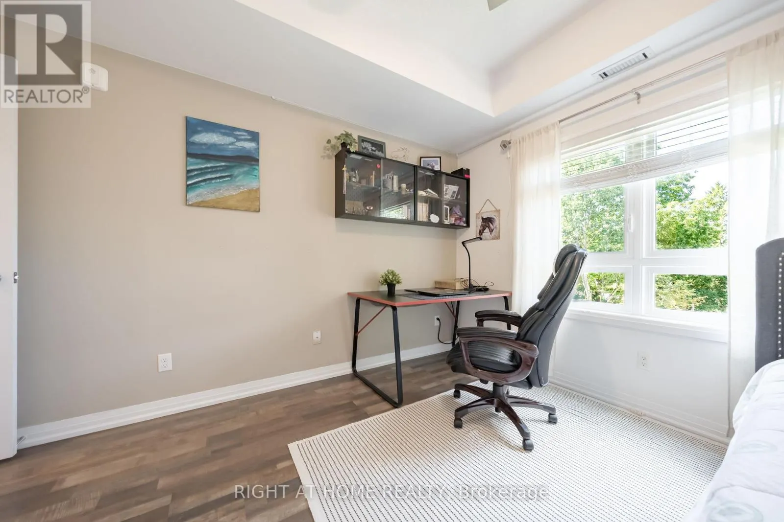 304 - 157 WELLINGTON STREET E