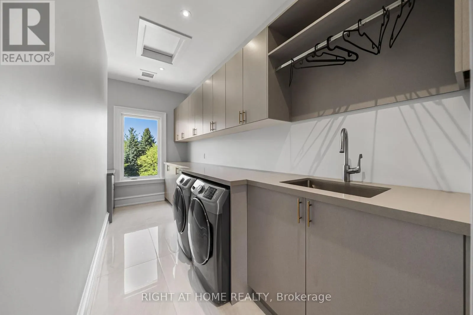 16 SIRONA'S LANE