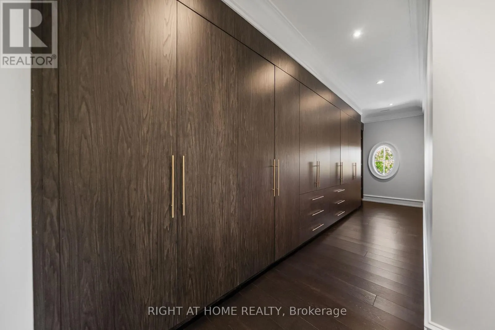 16 SIRONA'S LANE