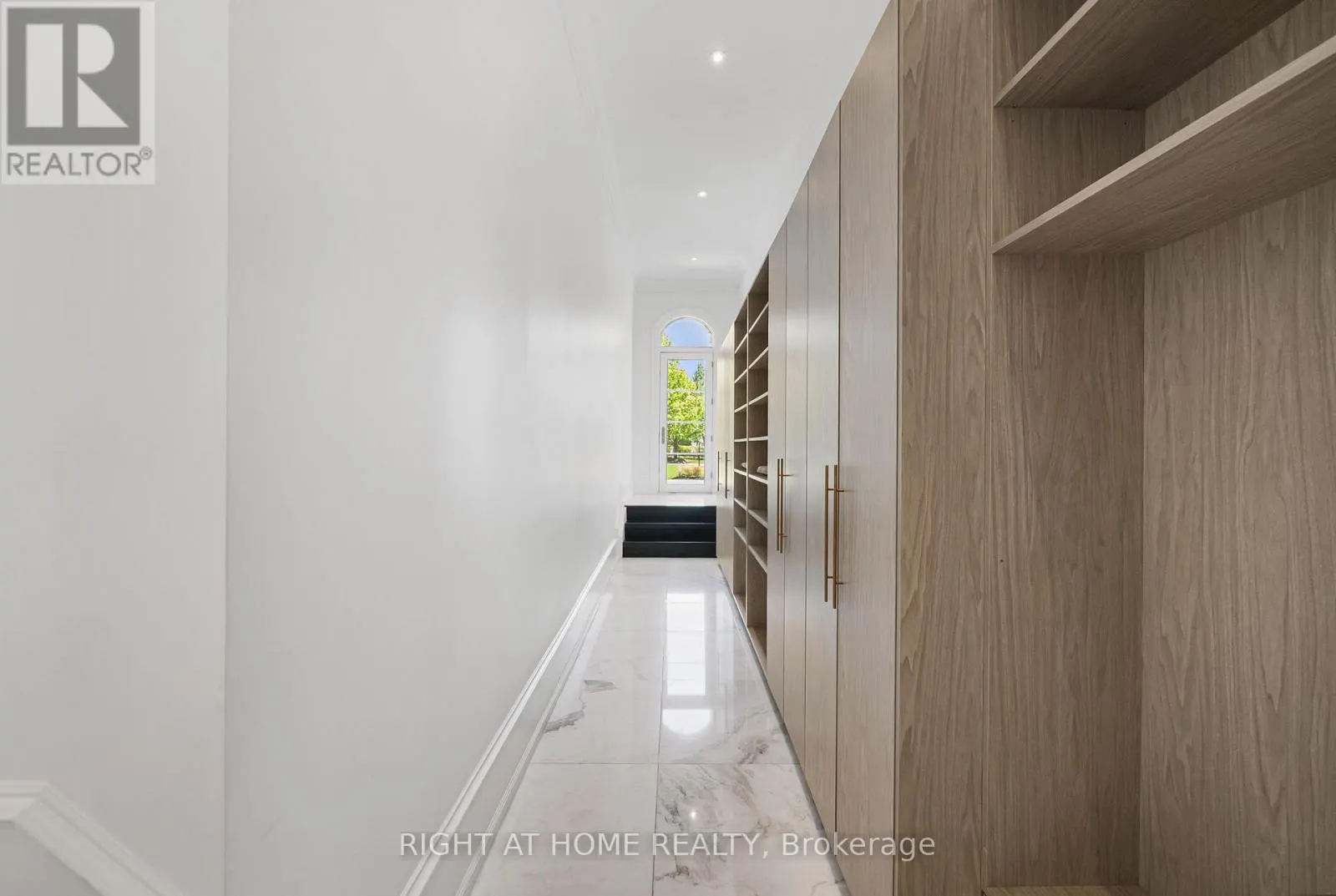 16 SIRONA'S LANE
