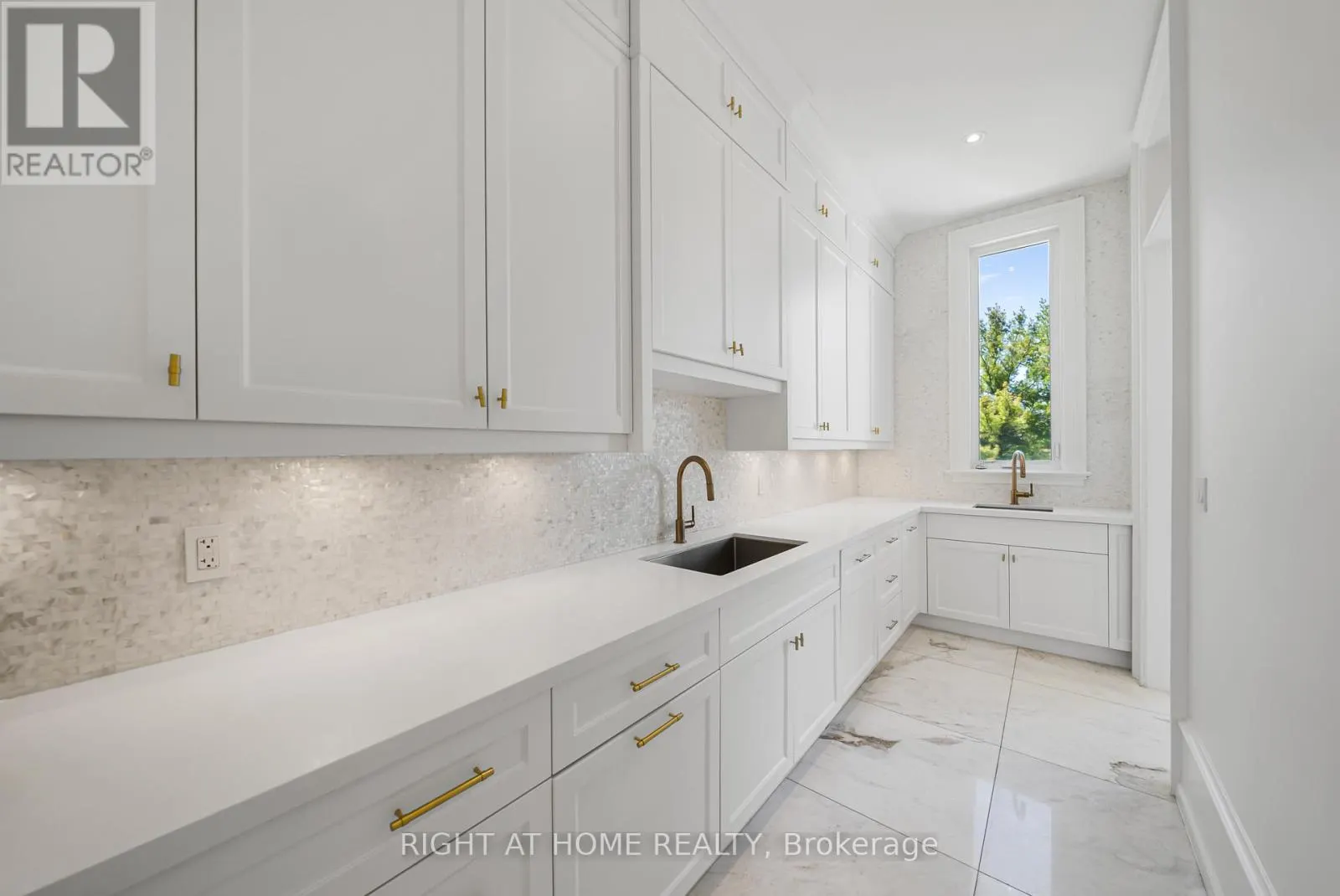 16 SIRONA'S LANE