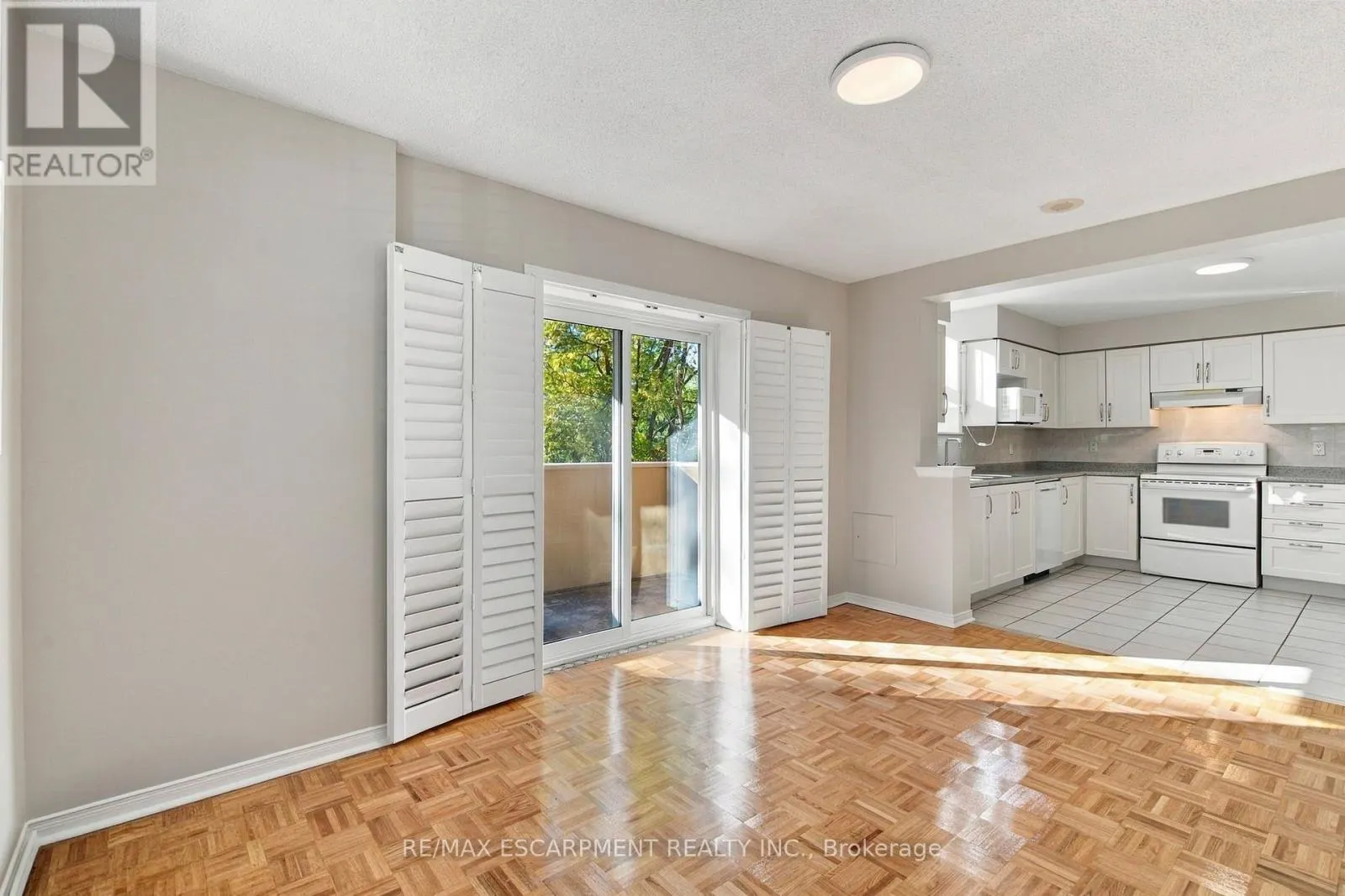 223 - 7373 MARTINGROVE ROAD