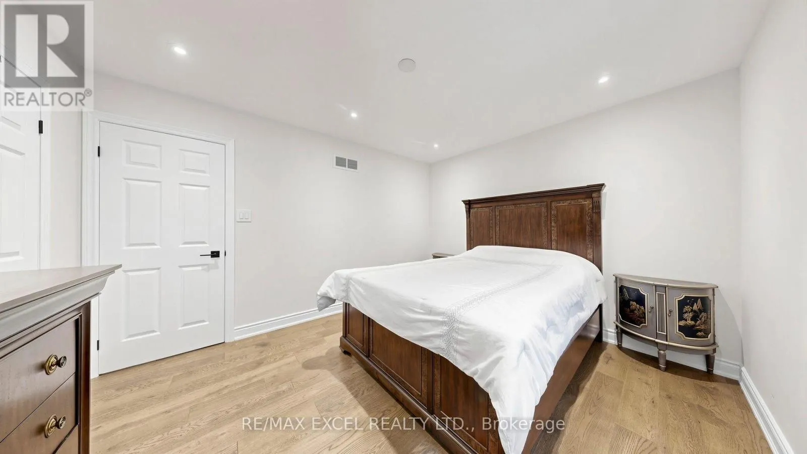 2B TRINITY CRESCENT