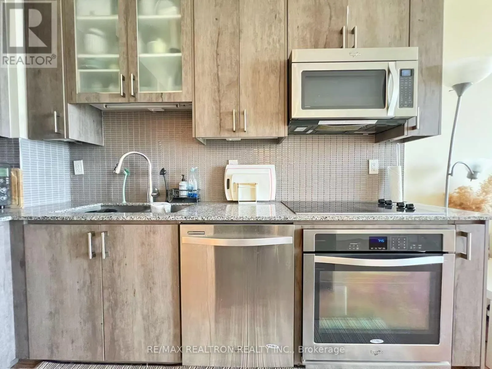 1611 - 9088 YONGE STREET