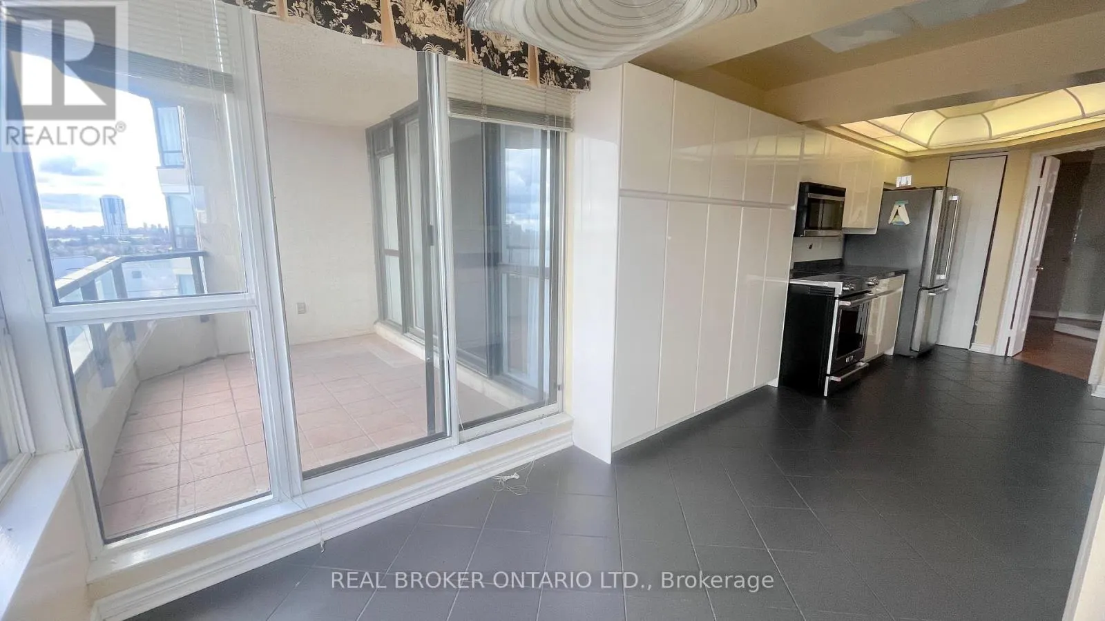 1403 - 343 CLARK AVENUE W