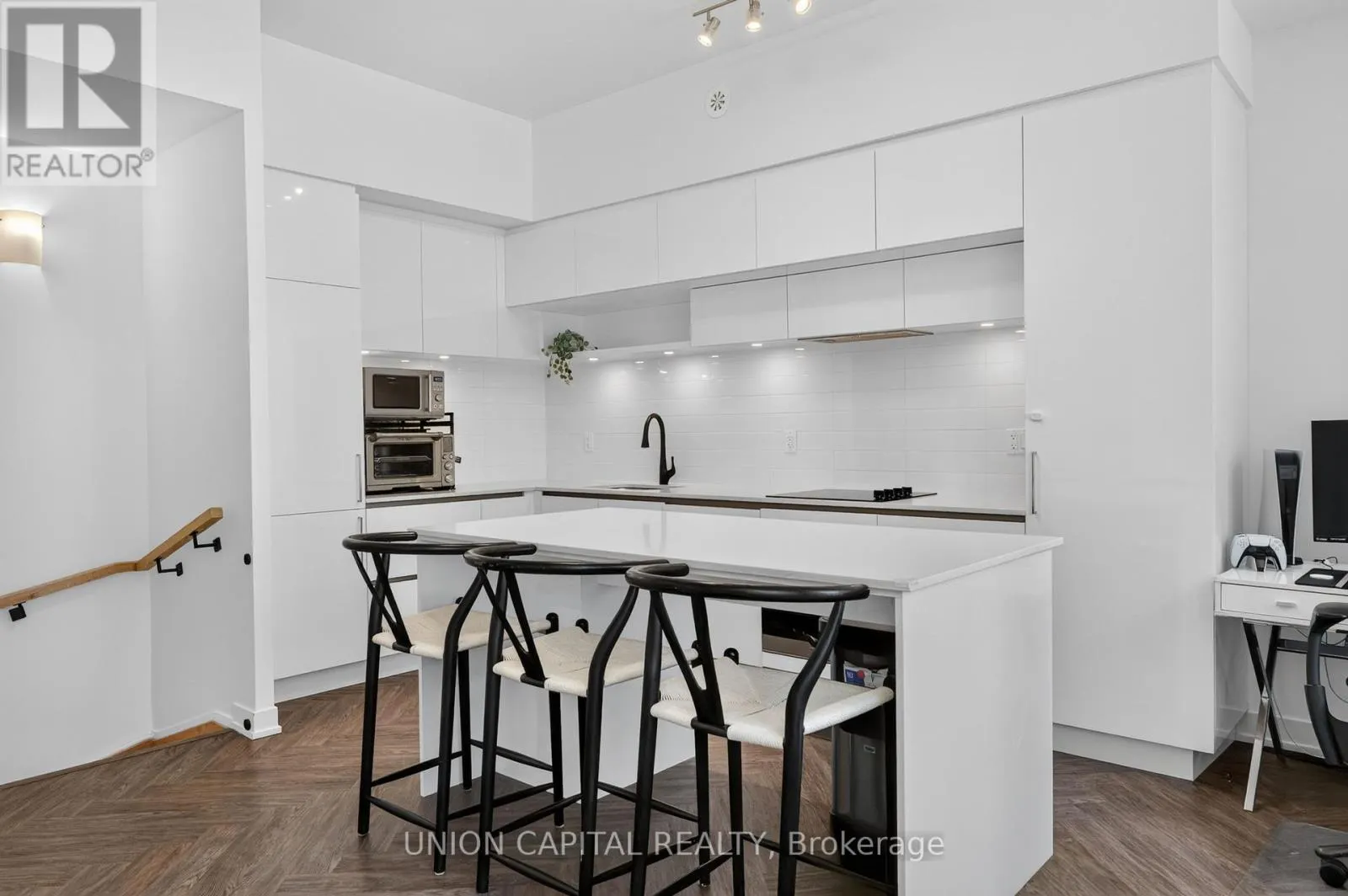 1227 - 8 DAVID EYER ROAD