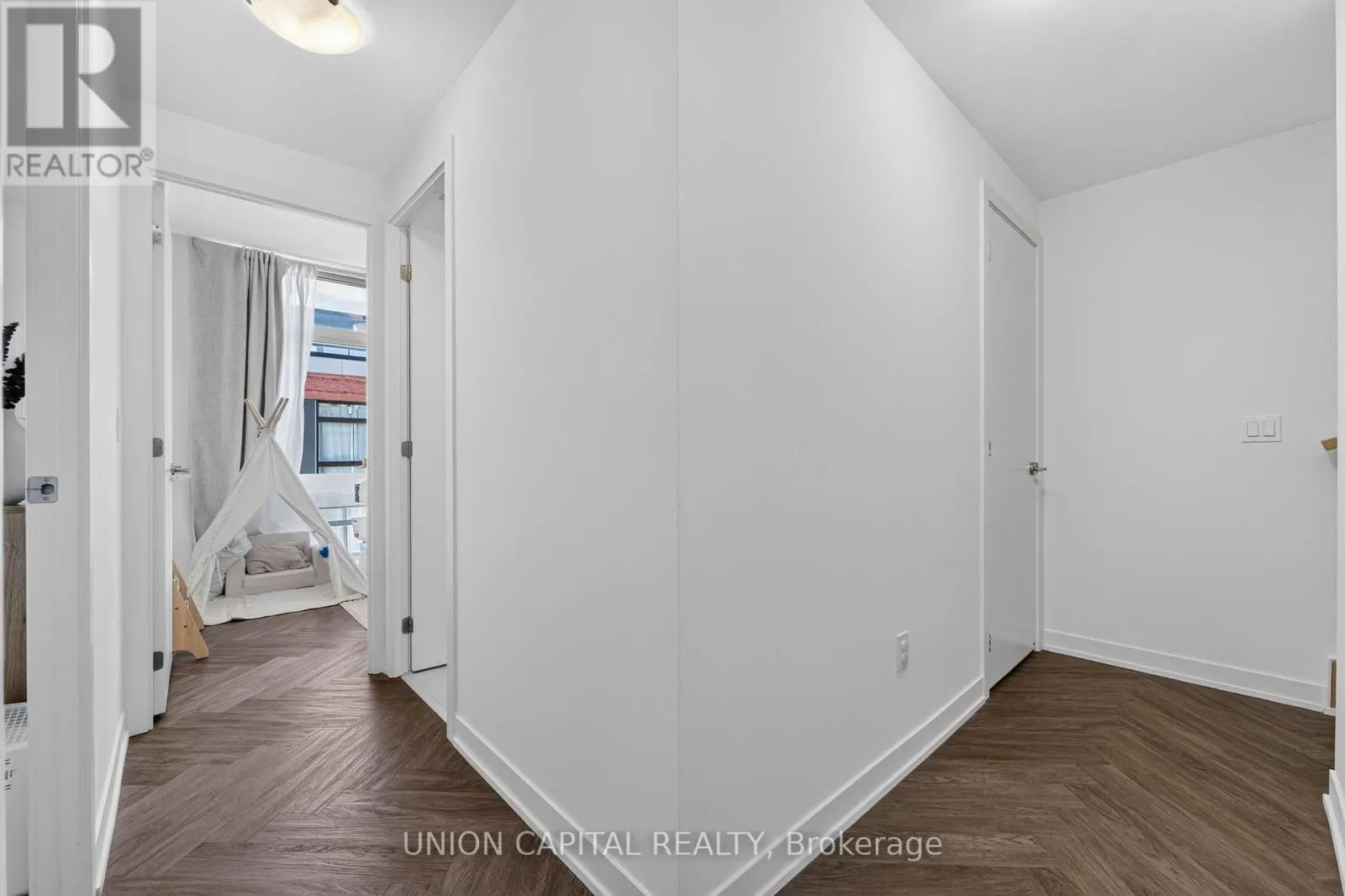 1227 - 8 DAVID EYER ROAD