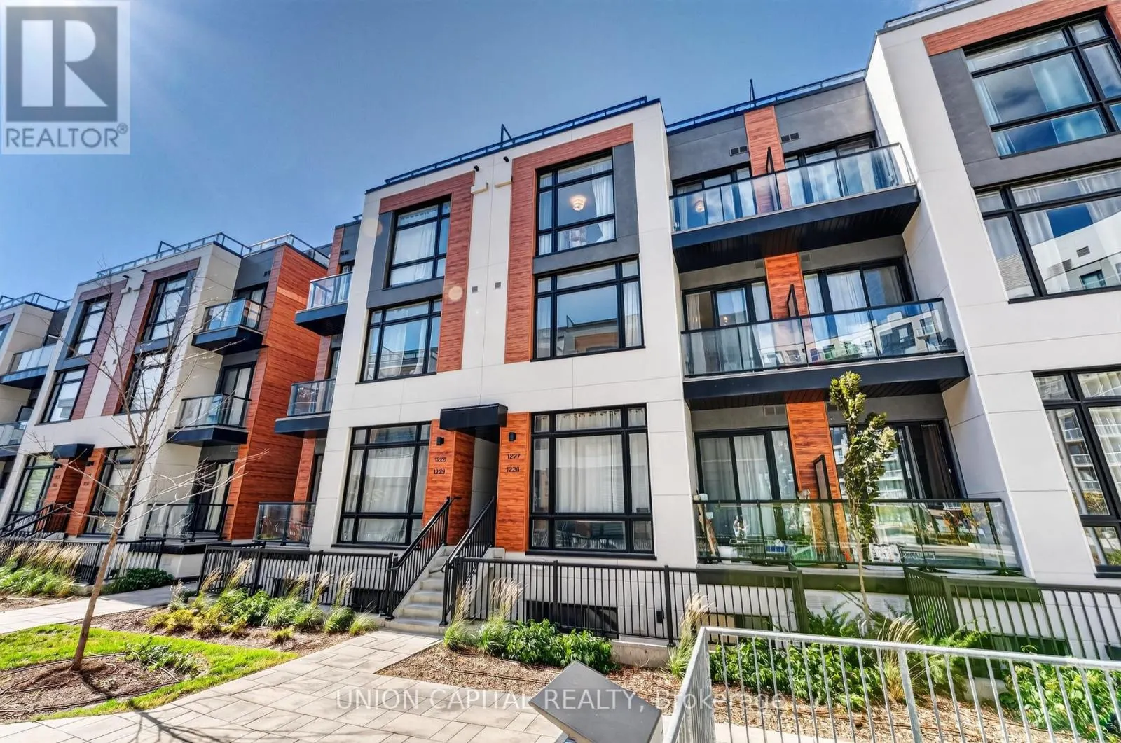 1227 - 8 DAVID EYER ROAD