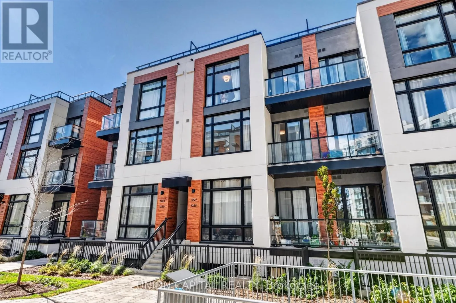 1227 - 8 DAVID EYER ROAD