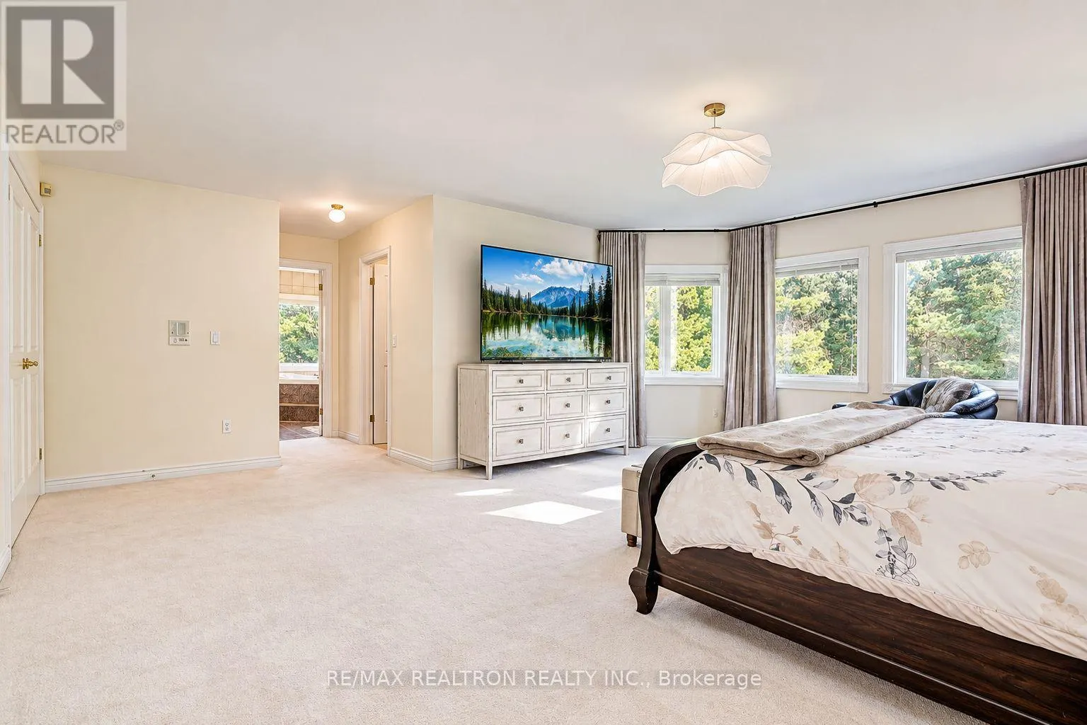 8 COUNTRY HEIGHTS DRIVE