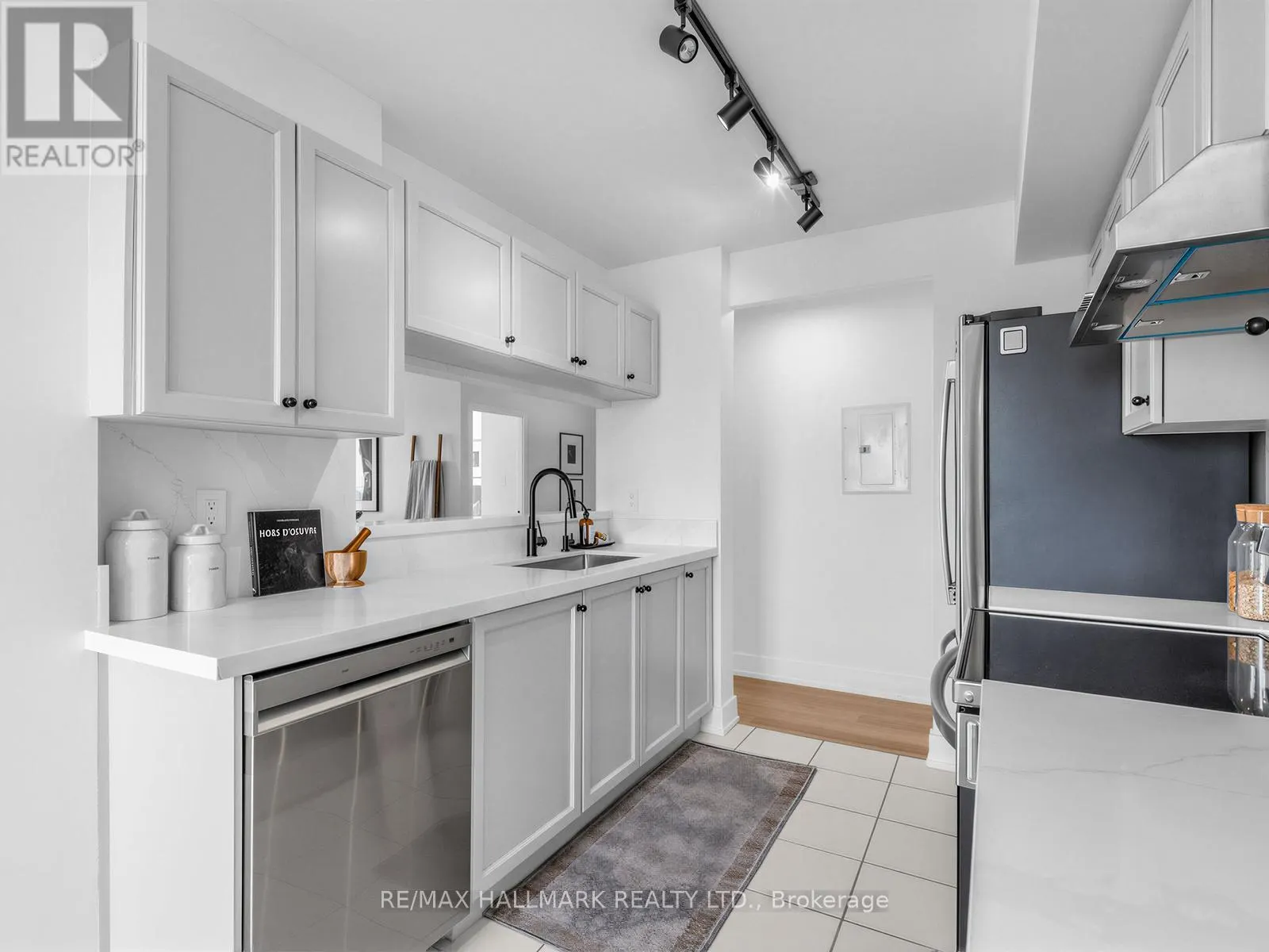 1102 - 399 SOUTH PARK ROAD