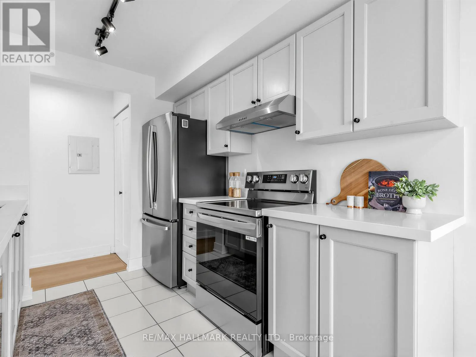 1102 - 399 SOUTH PARK ROAD