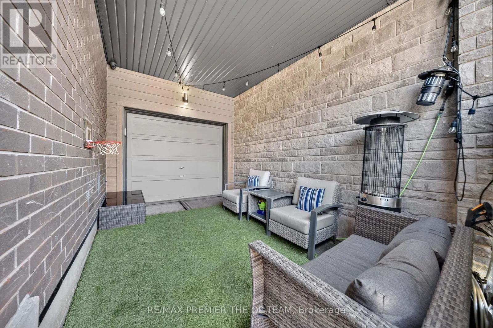 233 VIVANT STREET