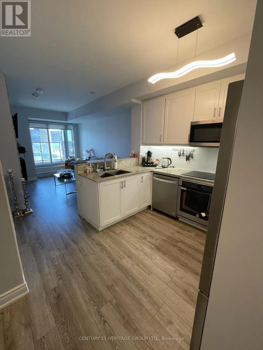 201 - 9618 YONGE STREET